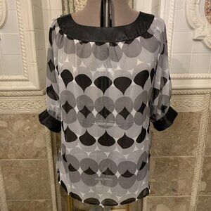 Coco & Chase. Size M. Sheer Tunic. 3/4 Sleeve Button Cuff. Satin Contrast. B80